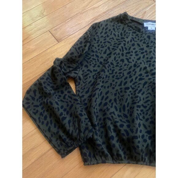 For the Republic Women's Long Sleeve dark green Leopard Print Top Size Medium - Picture 2 of 8
